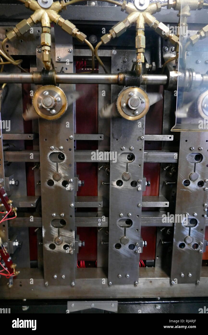 La bombe était un dispositif électro-mécanique utilisé par cryptologists britannique pour aider à déchiffrer l'allemand Enigma-machine-encrypted messages secrets durant la Seconde Guerre mondiale. La conception initiale de la bombe a été produit en 1939 à la UK Government Code et Cypher School (GC&CS) à Bletchley Park par Alan Turing Banque D'Images