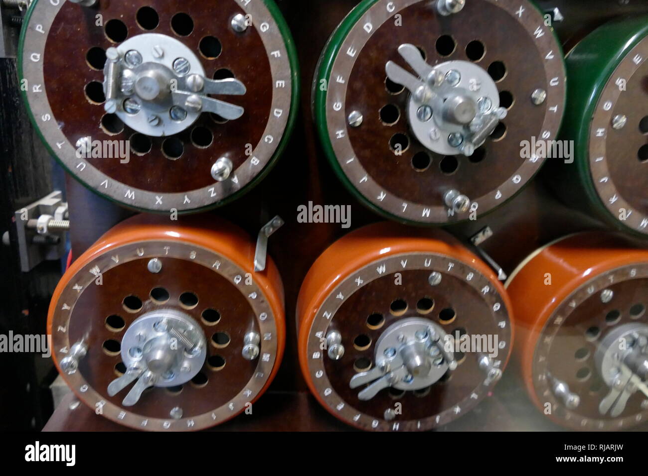 La bombe était un dispositif électro-mécanique utilisé par cryptologists britannique pour aider à déchiffrer l'allemand Enigma-machine-encrypted messages secrets durant la Seconde Guerre mondiale. La conception initiale de la bombe a été produit en 1939 à la UK Government Code et Cypher School (GC&CS) à Bletchley Park par Alan Turing Banque D'Images