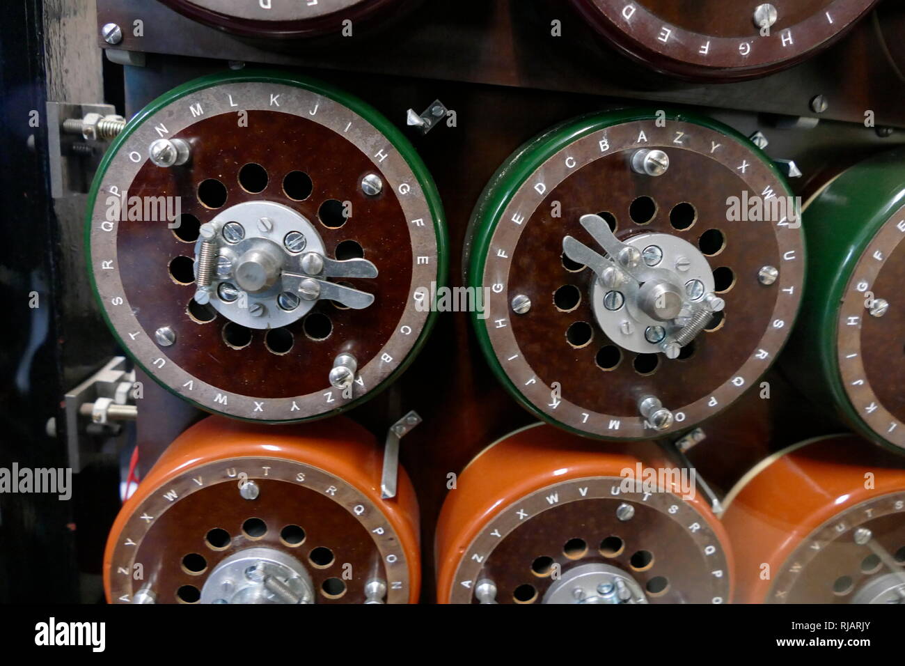 La bombe était un dispositif électro-mécanique utilisé par cryptologists britannique pour aider à déchiffrer l'allemand Enigma-machine-encrypted messages secrets durant la Seconde Guerre mondiale. La conception initiale de la bombe a été produit en 1939 à la UK Government Code et Cypher School (GC&CS) à Bletchley Park par Alan Turing Banque D'Images