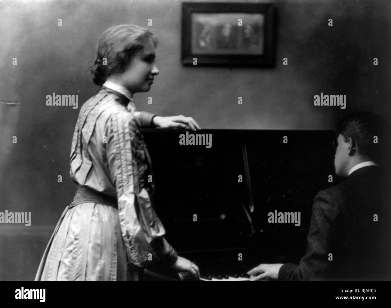 Helen keller by the piano Banque de photographies et d'images à haute  résolution - Alamy