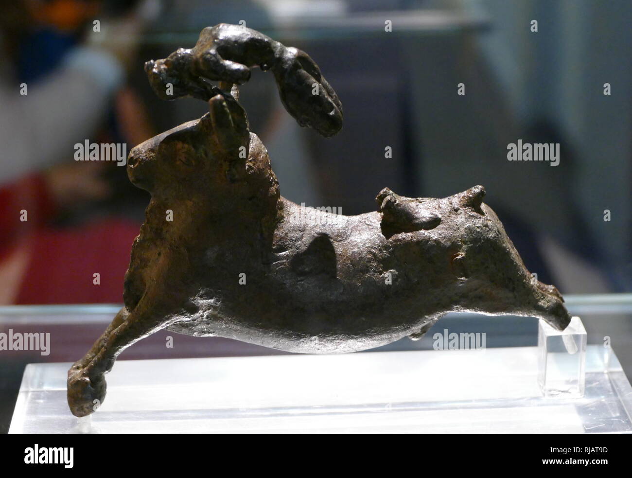 Statuette en bronze de taureau et un acrobate, Minoan, 1550-1450 av. du sud-ouest de la Crète, en Grèce. Les représentations de bull-sautant, bull-grappling et la capture des taureaux, apparaissent dans l'art minoen, et représentent les aspects de l'activité religieuse Minoen. Banque D'Images