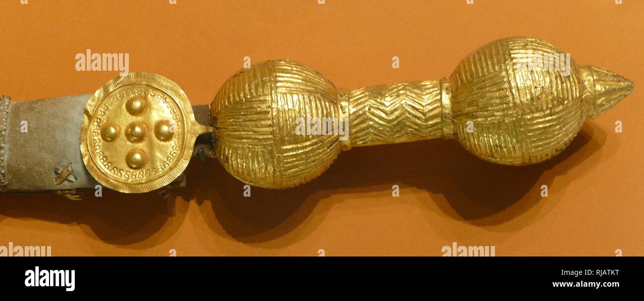 L'épée de l'État (afena) et la gaine ; fait de fer, bois, feuille d'or, ray-peau (gaine). Les gens Asante, Ghana, 19e siècle Ces épées donné l'autorité de l'Asantehene (roi) Banque D'Images