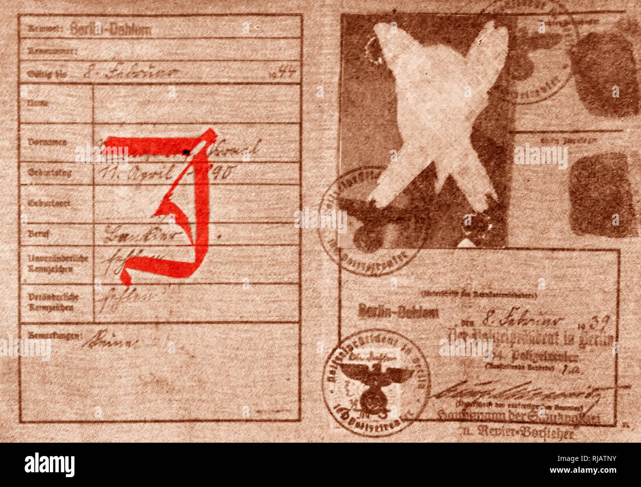 Une carte d'identité spéciale avec un "J" rouge estampillé dessus plus avancée l'exclusion des Juifs en 1939. Tous les juifs devaient porter une carte d'identité après la promulgation de la Lois de Nuremberg (Nürnberger Gesetze) ; lois antisémites dans l'Allemagne nazie, a présenté le 15 septembre 1935. Banque D'Images