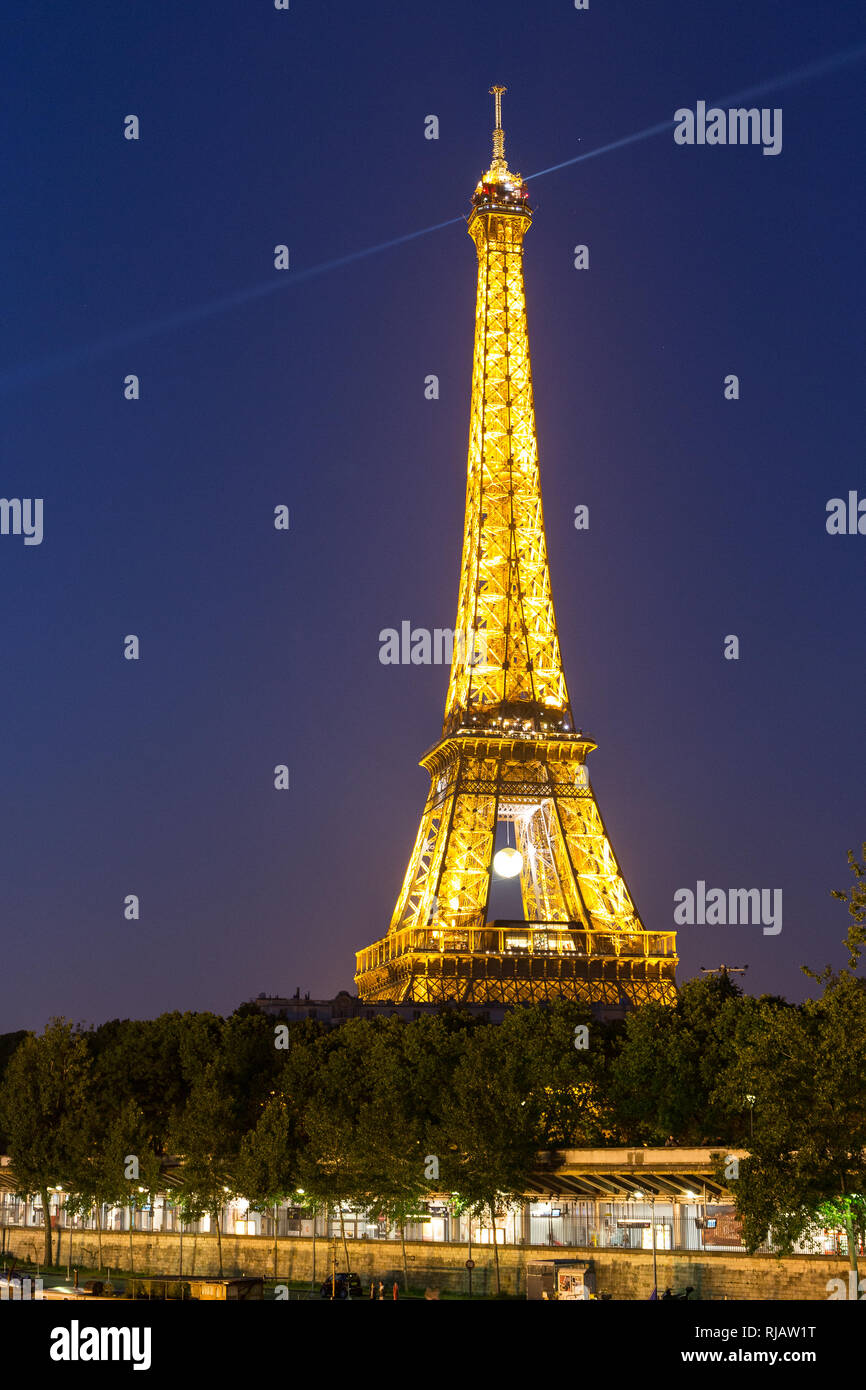 La Tour d'Eiffel la nuit, Paris, France Banque D'Images