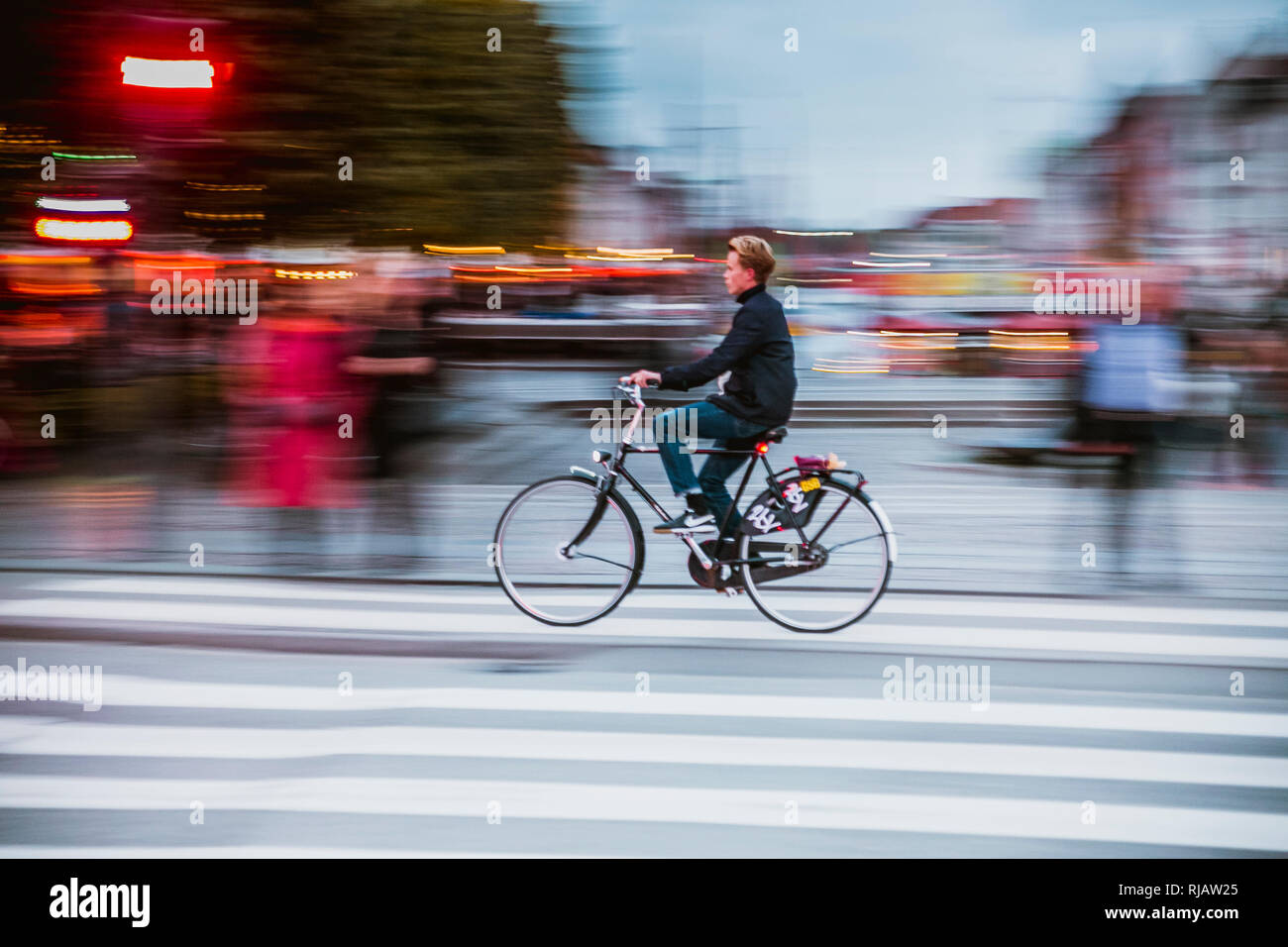 Copenhague, Danemark, 27/09/2018 : un jeune garçon voyage rapidement avec son vélo dans le centre de Copenhague Banque D'Images