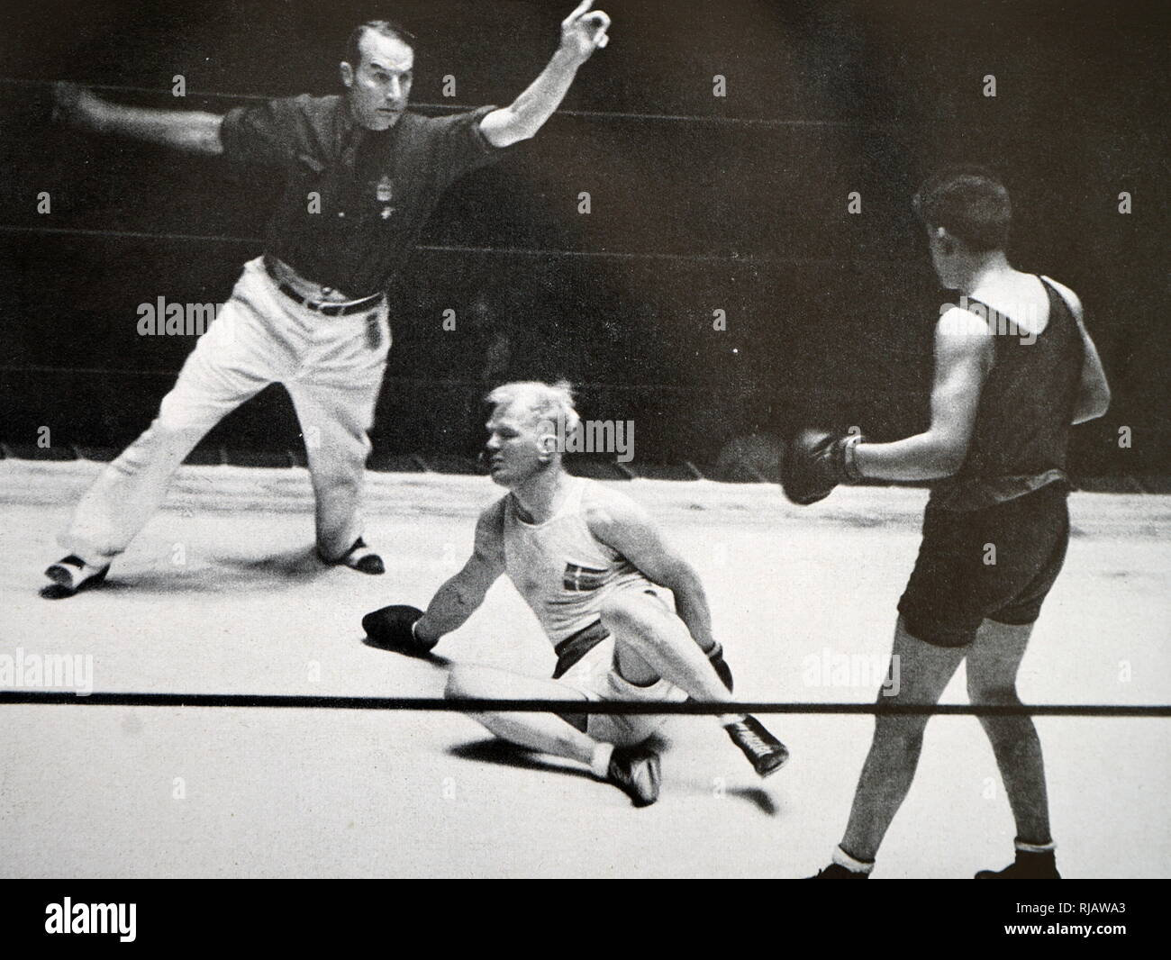 Photo de David Daniel Carstens (1914 - 1955) de lutte contre l'Afrique du Sud Peter Oscar Jørgensen (1907 - 1992) du Danemark au Jeux Olympiques de 1932. David Daniel Carstens prend l'or dans la division des poids lourds légers. Banque D'Images