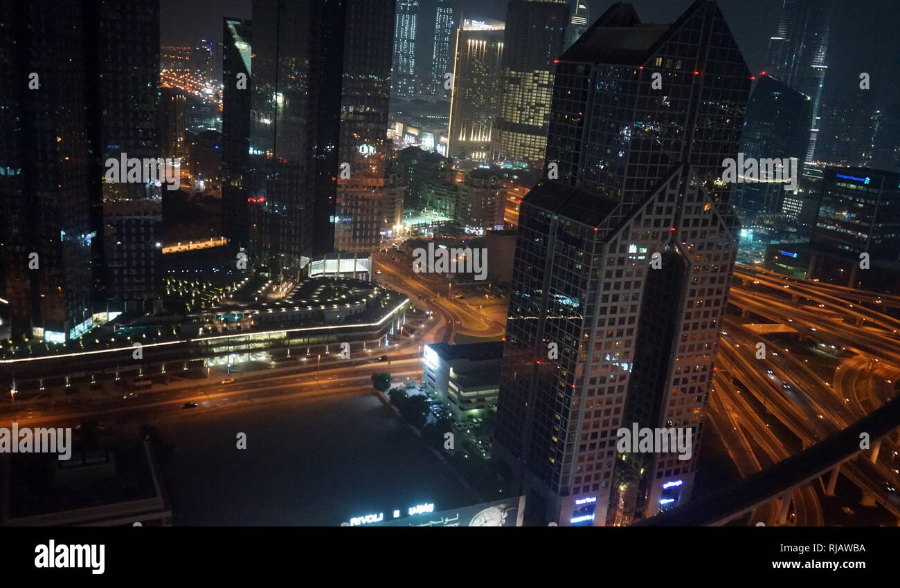 Dusit Thani Tower Hotel à Dubaï. Dubaï est la plus grande, la ville la plus peuplée de l'Emirats arabes unis (EAU). Il est situé sur la côte sud-est du golfe Persique et de l'est la capitale de l'Émirat de Dubaï, l'un des sept émirats qui composent le pays. Dubaï est apparue comme une ville globale et des affaires du Moyen-Orient. Banque D'Images