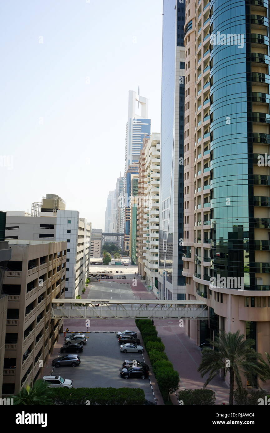 Dubaï est la plus grande, la ville la plus peuplée de l'Emirats arabes unis (EAU). Il est situé sur la côte sud-est du golfe Persique et de l'est la capitale de l'Émirat de Dubaï, l'un des sept émirats qui composent le pays. Dubaï est apparue comme une ville globale et des affaires du Moyen-Orient. Banque D'Images