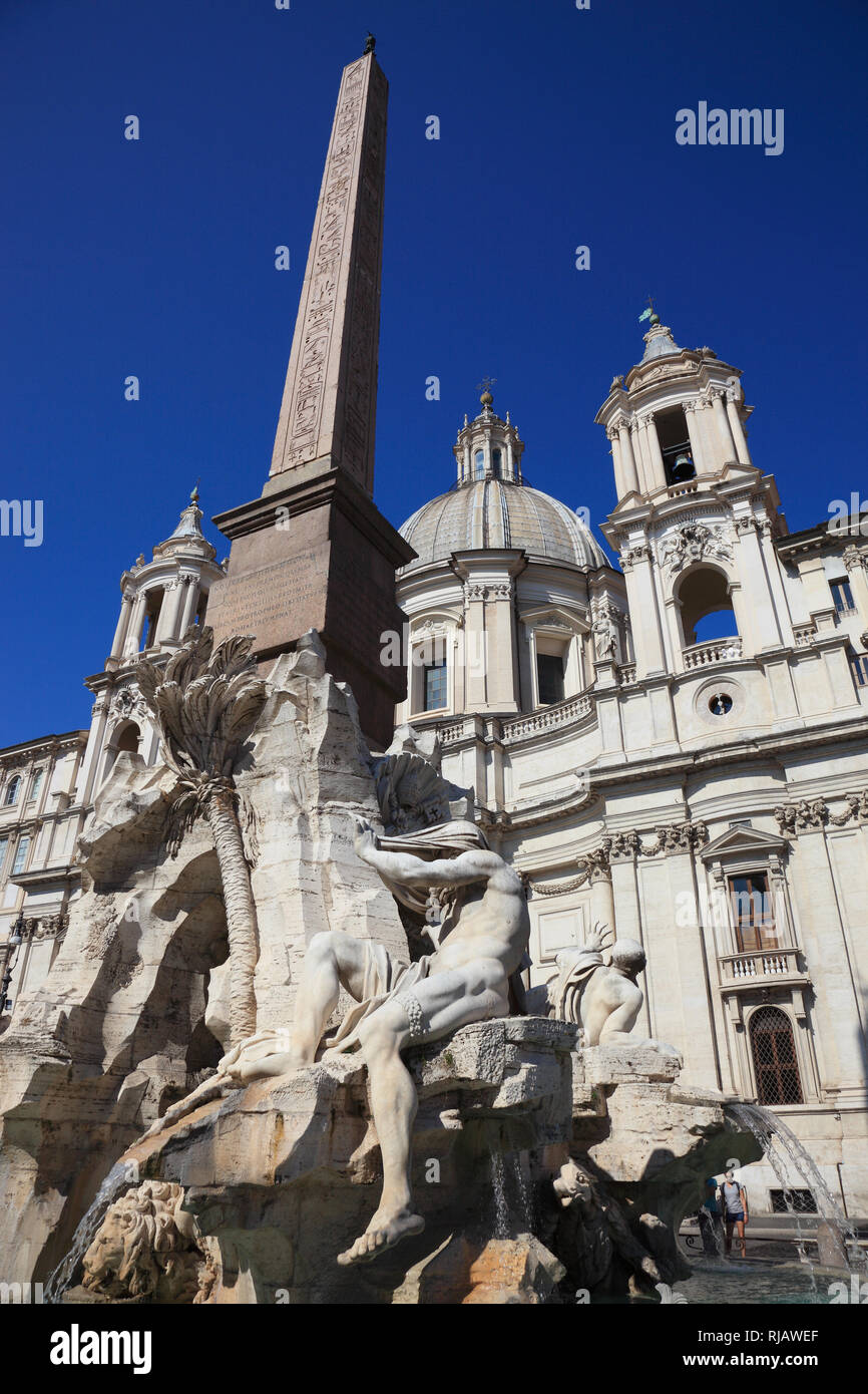 Dieu-fleuve Ganges à Fontaine des Quatre Fleuves, la Fontana dei Quattro Fiumi, église Sant'Agnese in Agone, Piazza Navona, district Parione, Rome, Italie Banque D'Images