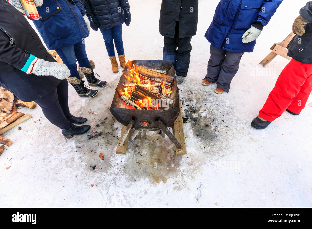 Les gens se réchauffer autour d'un feu de camp en plein air, Winnipeg, Manitoba, Canada. Banque D'Images