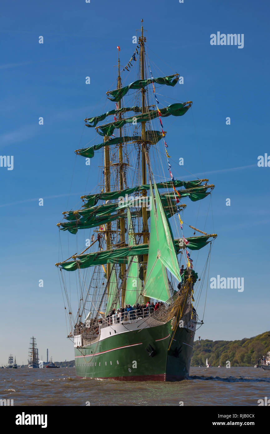 Voilier Alexander Von Humboldt Ii Lors Du Festival D Anniversaire Dans Le Port De Hambourg Photo Stock Alamy Voilier Alexander Von Humboldt Ii Lors Du Festival D Anniversaire Dans Le Port De Hambourg Photo Stock Alamy