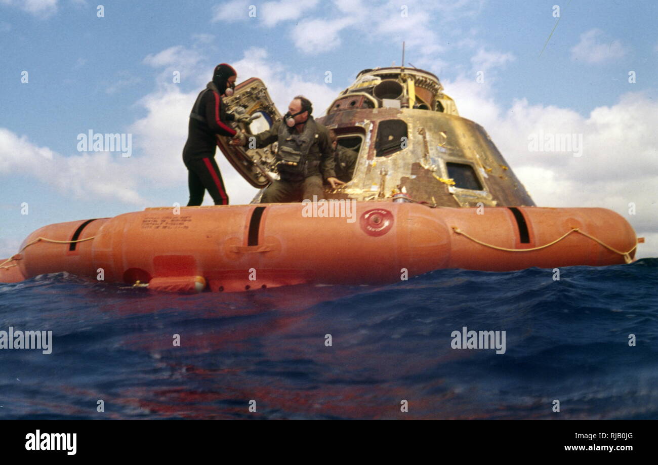 1971, le retour sur terre d'Edgar Dean 'ED' Mitchell (1930 - 2016), officier de la marine des États-Unis et de l'astronaute de la NASA. Il est ensuite allé à servir comme pilote du module lunaire Apollo 14, sur l'atterrissage avec Shepard à bord du module lunaire "Antares" le 5 février 1971, dans les collines de la région des Highlands de Fra Mauro des hautes terres de la Lune. Ils sont restés sur la Lune pour 33 heures, déployé et activé surface lunaire de l'équipement scientifique et des expériences, et ont reçu près de 100 livres d'échantillons lunaires pour revenir sur terre Banque D'Images