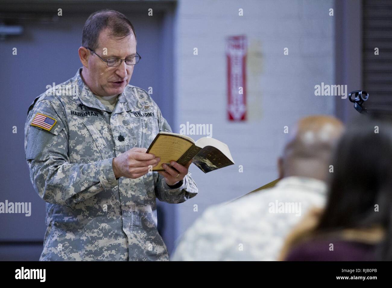 LOS ANGELES, CALIFORNIE (6 novembre 2016) - Aumônier (LTC Ret.) Graham, Harbman 311e commande soutien expéditionnaire, prend sa retraite après 31 années de service militaire. Harbman a débuté sa carrière militaire en tant que pilote d'hélicoptère de la Marine pendant 14 ans. Il s'est joint à l'Armée de l'aumônier du corps lorsqu'il sentit un désir d'aider les membres de trouver de l'espoir. "Il y a quelque chose de spécial à propos de marcher le long de quelqu'un au milieu de la tragédie, et les aider à trouver que l'espoir de continuer," dit Harbman. Banque D'Images