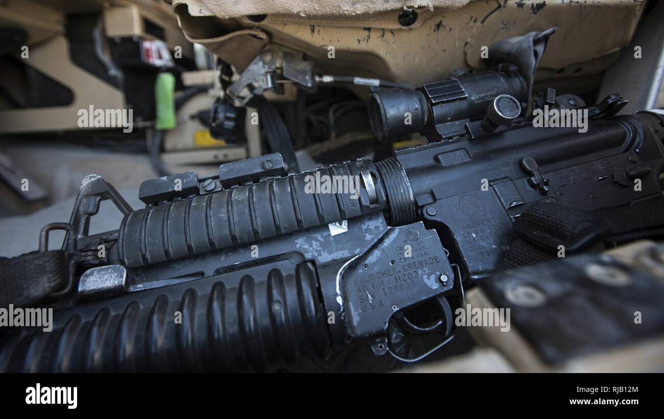Un M-4 Carbine carabine et lance-grenades est située à proximité de la place du chariot en commandant un contre les mines et les embuscades, véhicule tout-terrain de l'aérodrome de Kandahar, en Afghanistan, le 5 novembre 2016. Les membres des forces de sécurité de l'ESS 451e fournir la sécurité à l'aérodrome de Kandahar et travailler avec des partenaires de coalition et de maintenir la sécurité du périmètre à la base d'opérations avancée. Banque D'Images