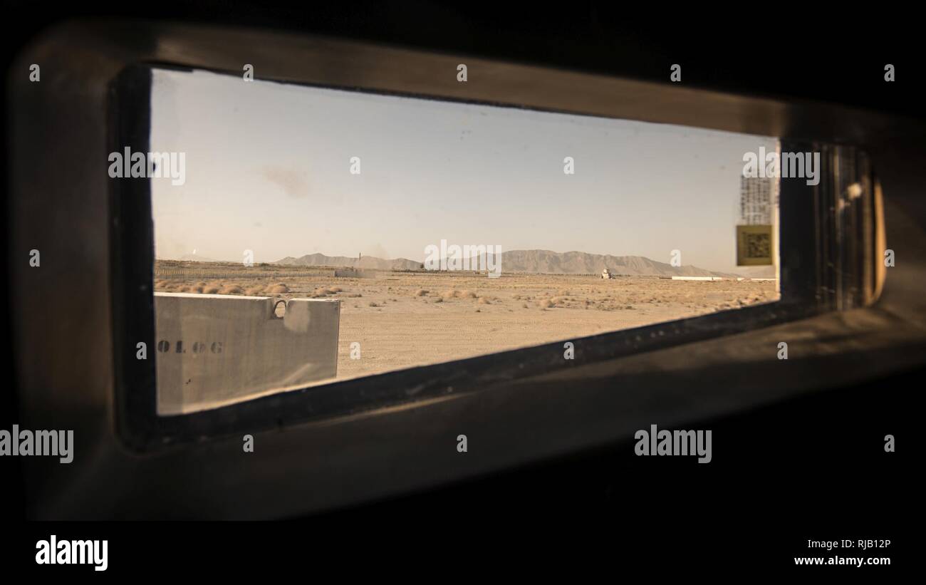 Les forces de sécurité les membres de l'équipe du 451e Escadron de soutien expéditionnaire regarder dehors par la fenêtre d'une contre les mines et les embuscades, véhicule tout-terrain de l'aérodrome de Kandahar, en Afghanistan, le 5 novembre 2016. Bien que sur leurs douze heures d'affilée, les membres de la force de réaction de maintenir leurs positions dans le M-ATV pour veiller sur leur secteur de la sécurité. Banque D'Images