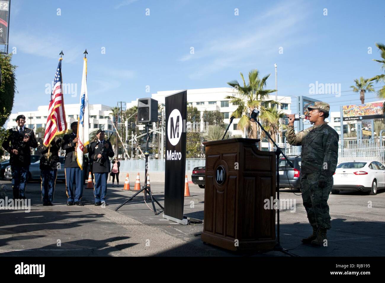 Le Sgt. Stephanie Jones, à droite, un cuisinier avec le Bataillon de soutien 1916th stationné à Fort Irwin, en Californie, chante le Star-Spangled Banner 4 novembre, alors que les membres du 311e Commandement de soutien expéditionnaire, gauche, servir de color guard pour le dévoilement d'une plaque dédiée à Pvt. Joe Gandara. Gandara, tué en action lors de la DEUXIÈME GUERRE MONDIALE, a reçu la médaille d'honneur en 2014, dans le cadre de la bravoure 24 programme. Banque D'Images