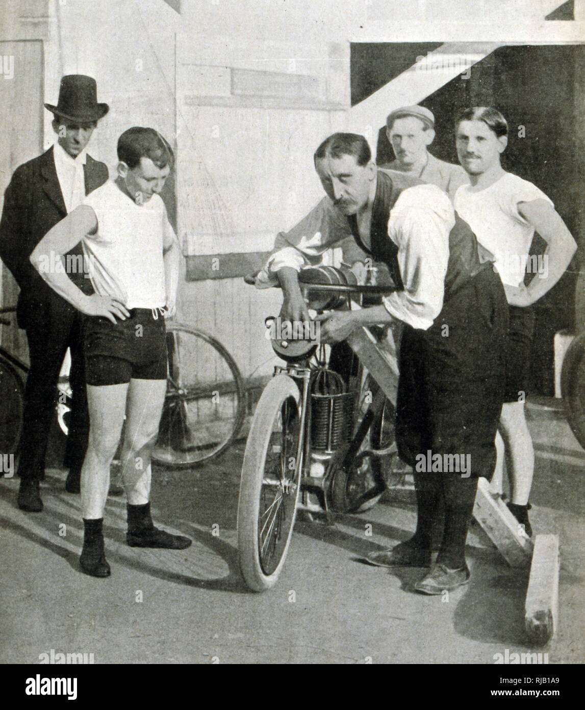 Les cyclistes français vintage, se préparer à une course 1902 Banque D'Images