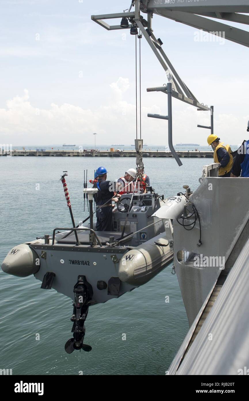 La base navale de Changi (4 novembre 2016) Les marins à bord de navires de combat littoral USS Coronado (LCS 4) récupérer un 7 mètres à coque rigide bateau suivant les opérations. En ce moment à tour de déploiement à l'appui de l'Asia-Pacific rééquilibrer, Coronado est un navire de guerre rapide et agile sur mesure pour patrouiller les eaux littorales de la région et travailler à coque coque avec des marines, partenaire fournissant 7e flotte avec les capacités flexibles dont elle a besoin maintenant et dans l'avenir. Banque D'Images