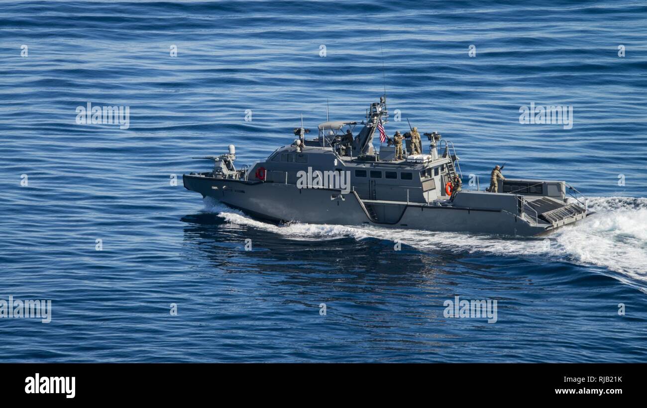 Océan Pacifique (nov. 4, 2016) Un bateau de patrouille Mark VI affectés à l'Escadron fluviales côtières Group (CRS) Patrouilles 1 les eaux près du Carl Vinson grève groupe tel qu'il procède à une simulation de transit du détroit. Carl Vinson est actuellement en cours d'exercice de l'unité de formation Composite (COMPTUEX) en préparation pour un prochain déploiement. Banque D'Images