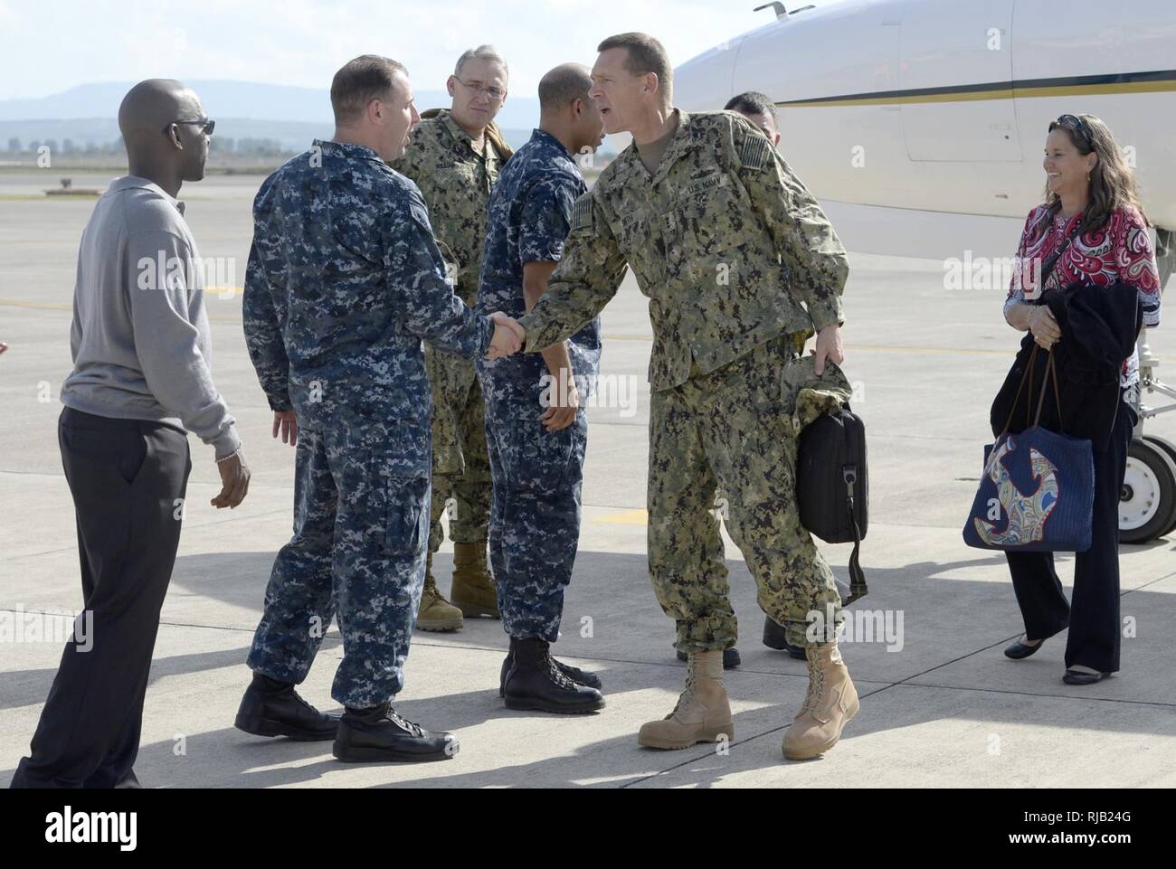 NAS Sigonella, Sicile (nov. 3, 2016) Maître commande chef Mike Kaszubowski, Naval Air Station (NAS) Sigonella, échanges salutations avec Vice Adm. Dixon Smith, commandant de la marine, la commande d'installations, comme Smith arrive pour une visite de Sigonella, NAS, 3 novembre 2016. C'est Smith, deuxième visite à Sigonella NAS dans le cadre d'un sondage d'évaluation de la CNIC Navy bases européennes. Sigonella NAS fournit des plates-formes opérationnelles à terre qui permettent aux alliés des États-Unis, et les forces du pays partenaire, d'être là où ils sont nécessaires et quand ils sont nécessaires pour assurer la sécurité et la stabilité en Europe, d'Afrique et d'Asie du Sud-Ouest. Banque D'Images