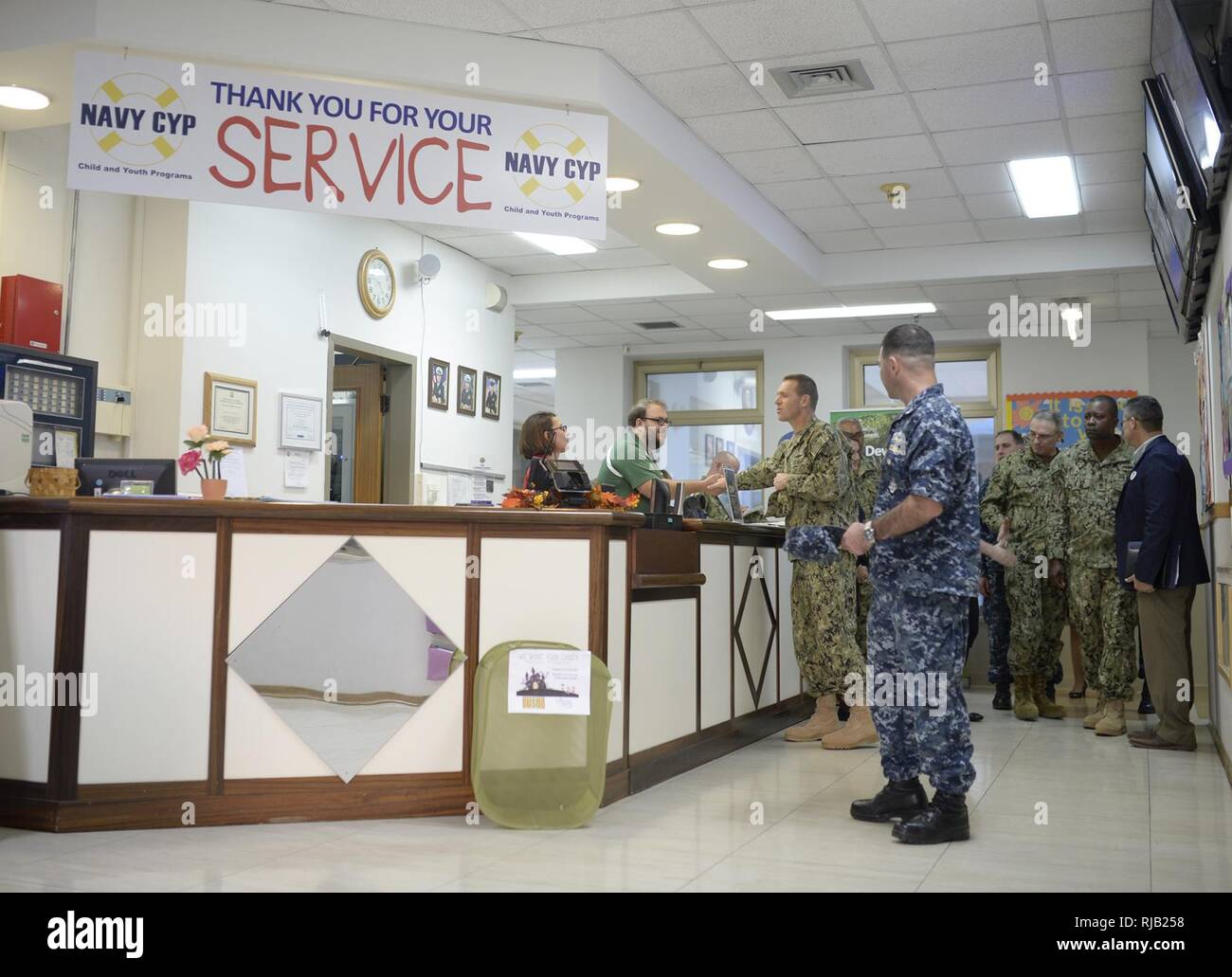 NAS Sigonella, Sicile (nov. 3, 2016) Vice-amiral. Dixon Smith, commandant de la Marine, de la commande des installations, serre la main avec le personnel du Centre de développement de l'enfant lors de sa visite à la base aéronavale de Sigonella (NAS), le 3 novembre 2016. C'est Smith, deuxième visite à Sigonella NAS dans le cadre d'un sondage d'évaluation de la CNIC Navy bases européennes. Sigonella NAS fournit des plates-formes opérationnelles à terre qui permettent aux alliés des États-Unis, et les forces du pays partenaire, d'être là où ils sont nécessaires et quand ils sont nécessaires pour assurer la sécurité et la stabilité en Europe, d'Afrique et d'Asie du Sud-Ouest. Banque D'Images