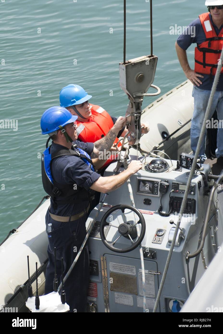 La base navale de Changi (4 novembre 2016) Premier maître de Daniel Oberg et maître de 1re classe Steve Treadway déverrouiller et un 7 mètres à coque rigide bateau au cours des opérations à bord de navires de combat littoral USS Coronado (LCS) 4. En ce moment à tour de déploiement à l'appui de l'Asia-Pacific rééquilibrer, Coronado est un navire de guerre rapide et agile sur mesure pour patrouiller les eaux littorales de la région et travailler à coque coque avec des marines, partenaire fournissant 7e flotte avec les capacités flexibles dont elle a besoin maintenant et dans l'avenir. Banque D'Images