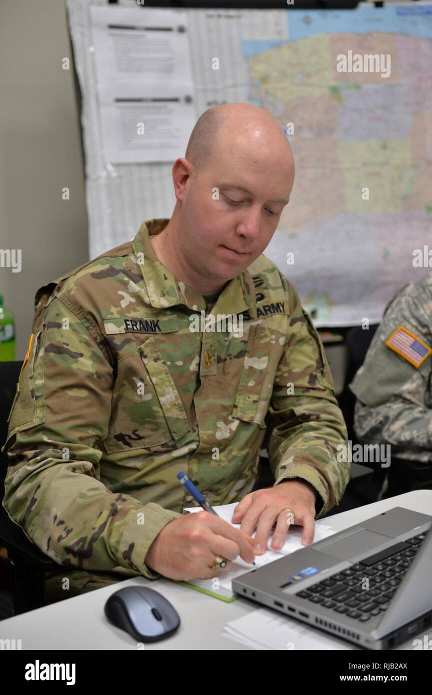 Le Major Brad Frank, 153e Troupe Commande, agit comme un assistant du chef des opérations, le Connecticut Street Armory, Buffalo, NY, le 2 novembre 2016. La 107e Airlift Wing et la 153e, la commande des troupes de l'armée, la Garde Nationale de New York ont joint leurs forces pour former pour répondre aux urgences de l'état au cours de l'exercice 2016 WERCK-il. Banque D'Images