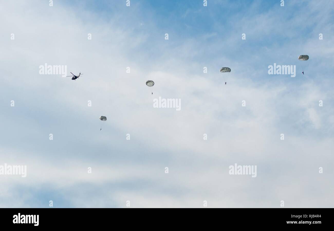 Les membres de la Garde nationale de l'Alabama E Company (Surveillance de longue portée),1/173ème régiment d'infanterie, de procéder à un saut d'un UH-60 Black Hawk au nord-est de l'Arkansas Regional Airport de Gadsden, Alabama, le 5 novembre 2016. ( Banque D'Images