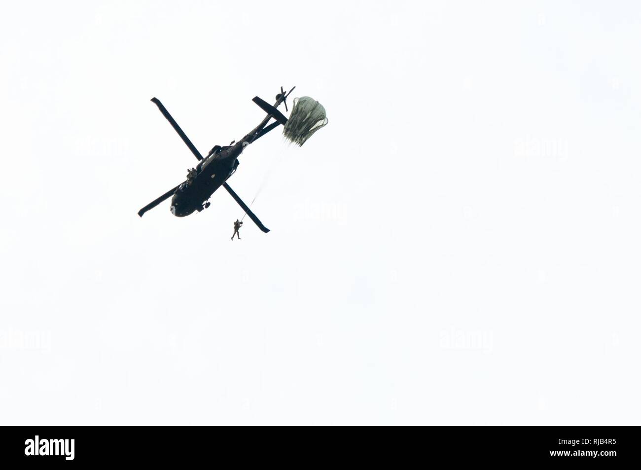 Les membres de la Garde nationale de l'Alabama E Company (une surveillance), 1/173ème régiment d'infanterie, de procéder à un saut d'un UH-60 Black Hawk au nord-est de l'Arkansas Regional Airport de Gadsden, Alabama, le 5 novembre 2016. ( Banque D'Images