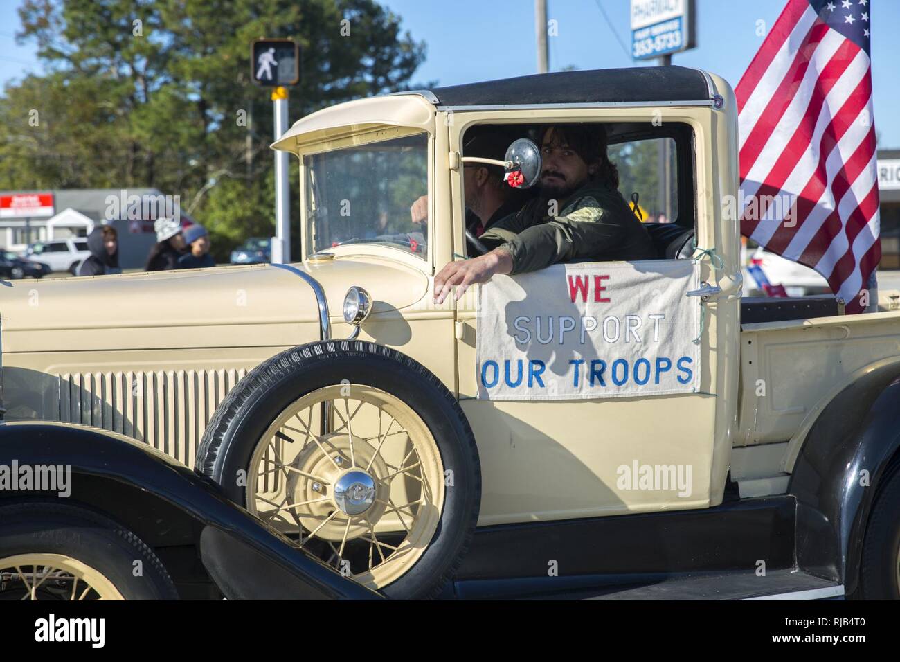 Les participants en voiture voitures anciennes de l'ouest vers le bas au cours de la 21e Avenue du Défilé des anciens combattants dans la région de Jacksonville, NC, le 5 novembre 2016. Le Veteran's Day Parade, organisée par Rolling Thunder Inc. Chapitre NC-5, a été observée par les anciens combattants, les militaires, et les résidents de Jacksonville et a montré l'appui des membres des forces armées. Banque D'Images