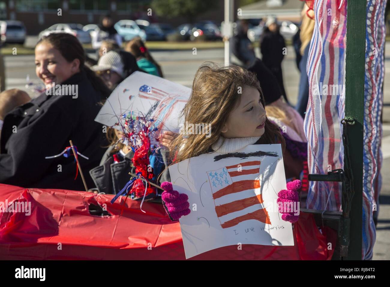 Une jeune fille montre son encombrement tout en participant à la 21e édition du Défilé des anciens combattants dans la région de Jacksonville, NC, le 5 novembre 2016. Le Veteran's Day Parade, organisée par Rolling Thunder Inc. Chapitre NC-5, a été observée par les anciens combattants, les militaires, et les résidents de Jacksonville et a montré l'appui des membres des forces armées. Banque D'Images