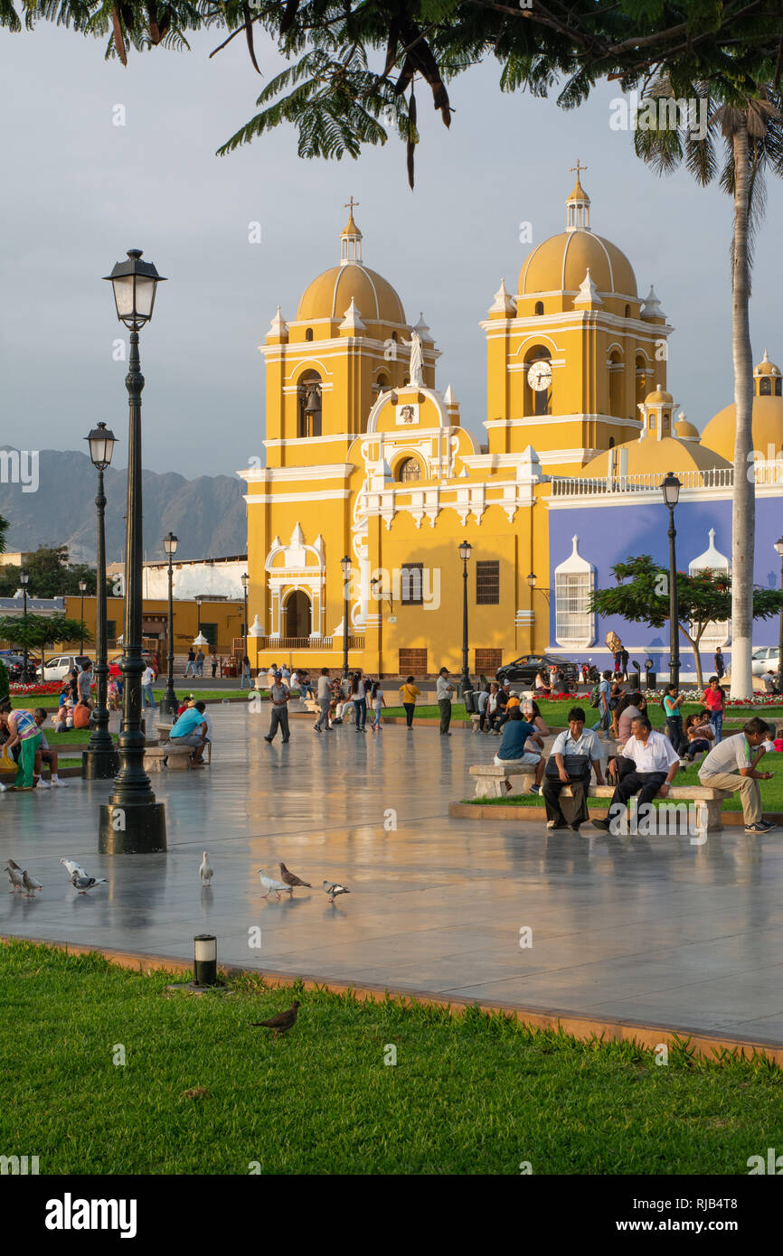 Une vue sur la place principale de style colonial à Trujillo, Pérou Banque D'Images