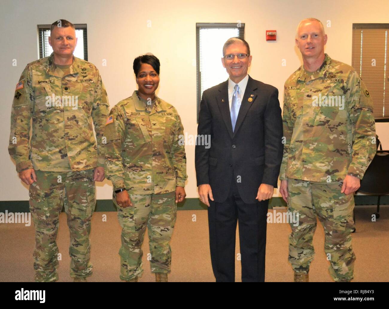 Le lieutenant-colonel Kevin O. McKenzie, 314e Bataillon de soutien au maintien en puissance de combat, le colonel commandant Toni A. Glover, commandant du Groupe d'appui régional 650e, 3e District du Nevada au congrès, le membre du congrès Joseph John Heck, qui est aussi un général de brigade dans l'armée américaine se réserve, et Brigue. Le général David E. Elwell, 311e Commandement de soutien expéditionnaire général commandant, étaient présents à la Garde nationale du Nevada Armory pour une cérémonie de déploiement le 5 novembre. Banque D'Images