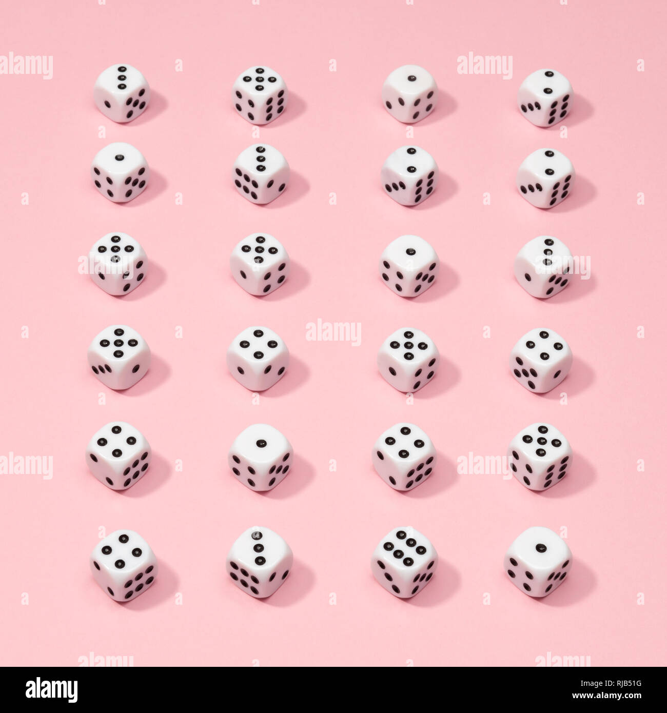 Dés de jeu carré motif sur fond rose en télévision style laïcs Banque D'Images Dés de jeu carré motif sur fond rose en télévision style laïcs Banque D'Images