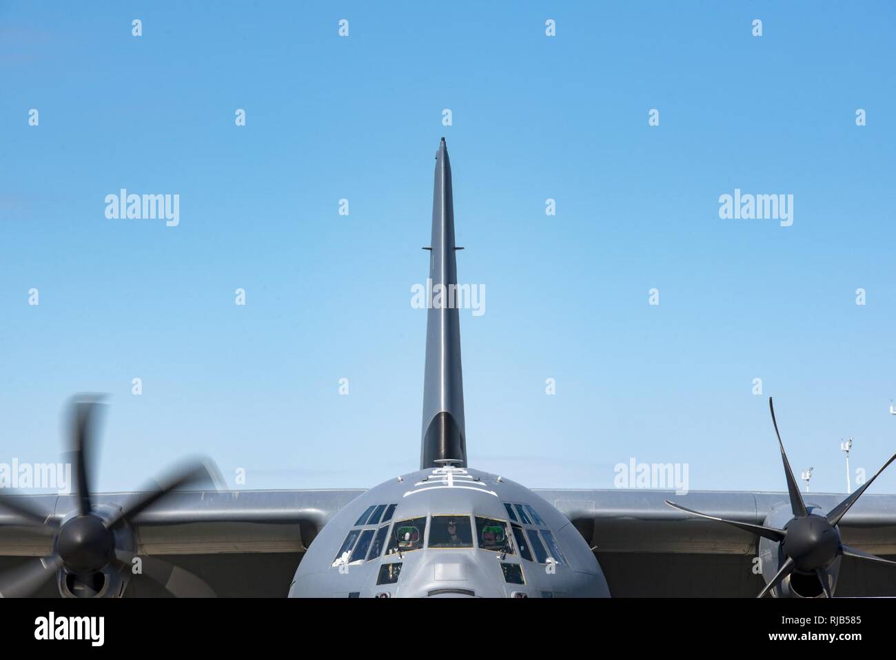 Les pilotes de la 71e Escadron de sauvetage démarrer les moteurs d'un HC-130J Combattre King II au cours d'un exercice de sauvetage rapide, le 3 novembre 2016, à la base aérienne Tyndall, en Floride, l'exercice a été conçu pour tester la capacité du groupe de sauvetage 347à déployer rapidement, planifier et exécuter les opérations de sauvetage dans des environnements de combat. L'exercice comprenait HC-130J King Combat IIs, HH-60G Pave Hawk, C-17 Globemaster III, A-10C, IIs Thunderbolt E-8C pararescuemen mixte Stars, et l'entretien, l'intelligence et du personnel de soutien. Banque D'Images