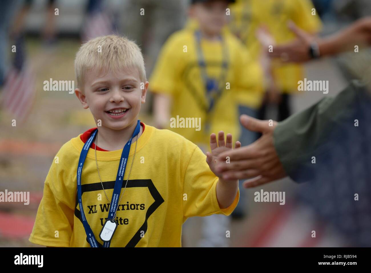 Un déployeur junior célèbre qu'il revient de son déploiement, maquette sur Laughlin Air Force Base, Texas, le 5 novembre 2016. Un déploiement junior a eu lieu pour la base et les enfants de faire l'expérience d'un déploiement pourrait être comme pour les militaires. Banque D'Images