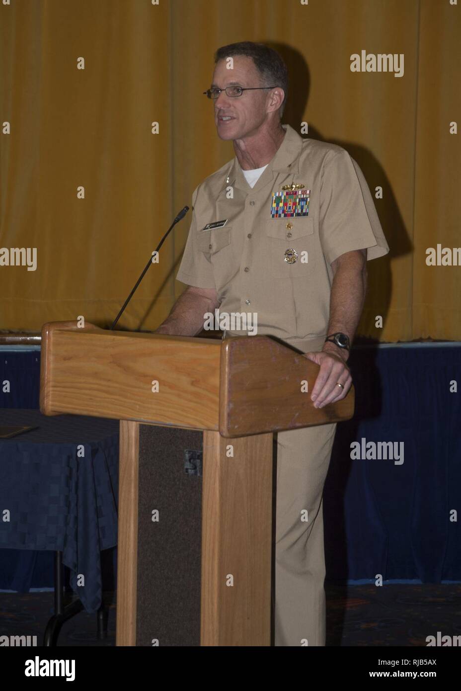 SAN DIEGO (nov. 4, 2016) Arrière Adm. William Byrne, commandant du groupe aéronaval 11 prononce une allocution que l'orateur invité pour le Combat Naval Surface et le Centre de développement de la mine (SMWDC) tactiques de guerre à l'obtention du diplôme d'instructeur de base navale de San Diego. Byrne a dit "l'SMWDC standup de est le seul plus d'améliorations que nous avons apportées [dans la communauté] guerre de surface au cours de mes 30 années de service.» SMWDC a ouvert le 9 juin 2015. Proche de l'École d'armes de chasse de la Marine (TOP GUN) pour le meilleur de la Marine aviators, SMWDC est accusé d'augmenter la performance tactique de la flotte de surface par la sélection d'une élite Banque D'Images