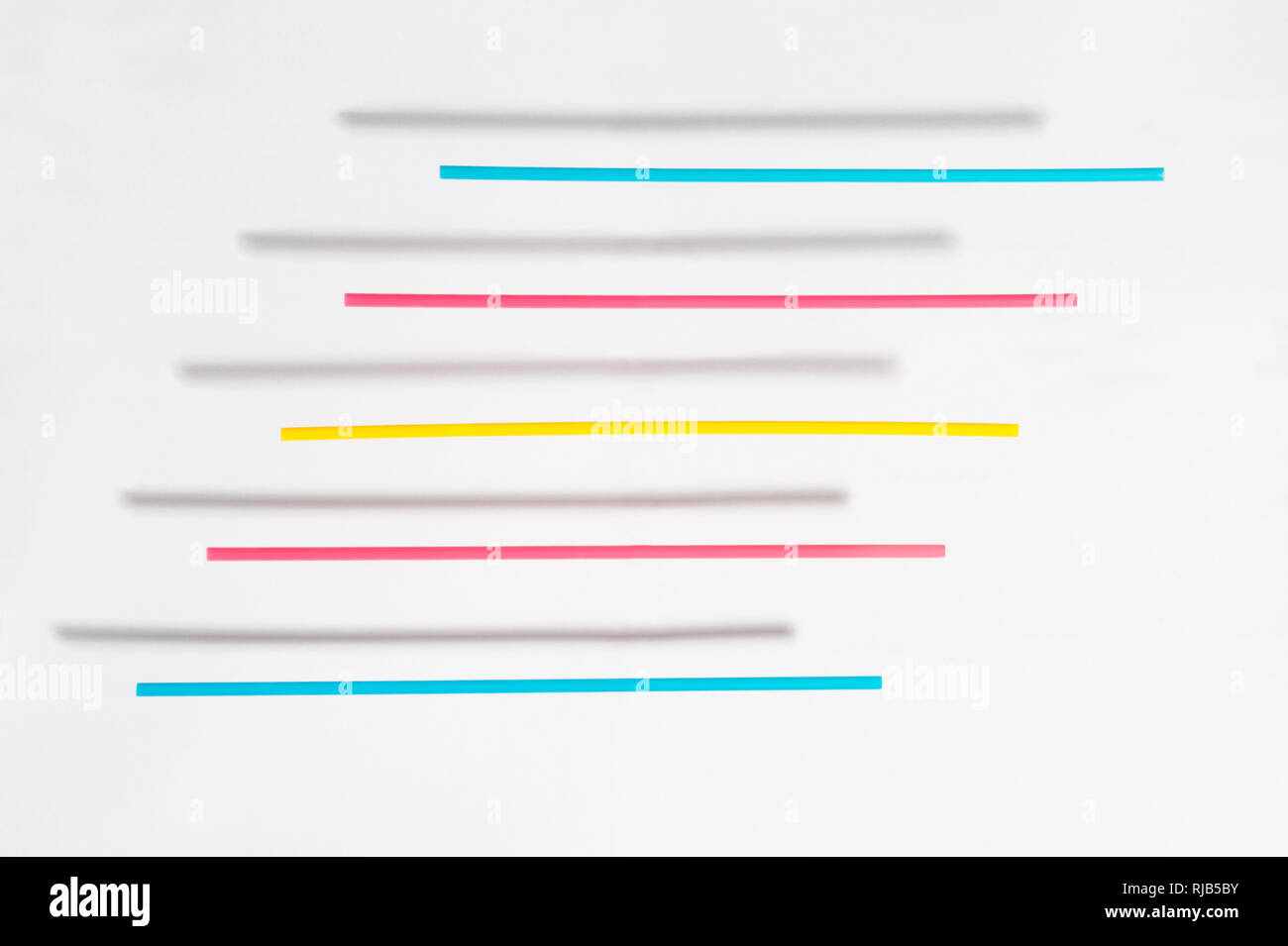 Des pailles de couleur avec ombre flottant au-dessus d'un fond blanc Banque D'Images Des pailles de couleur avec ombre flottant au-dessus d'un fond blanc Banque D'Images
