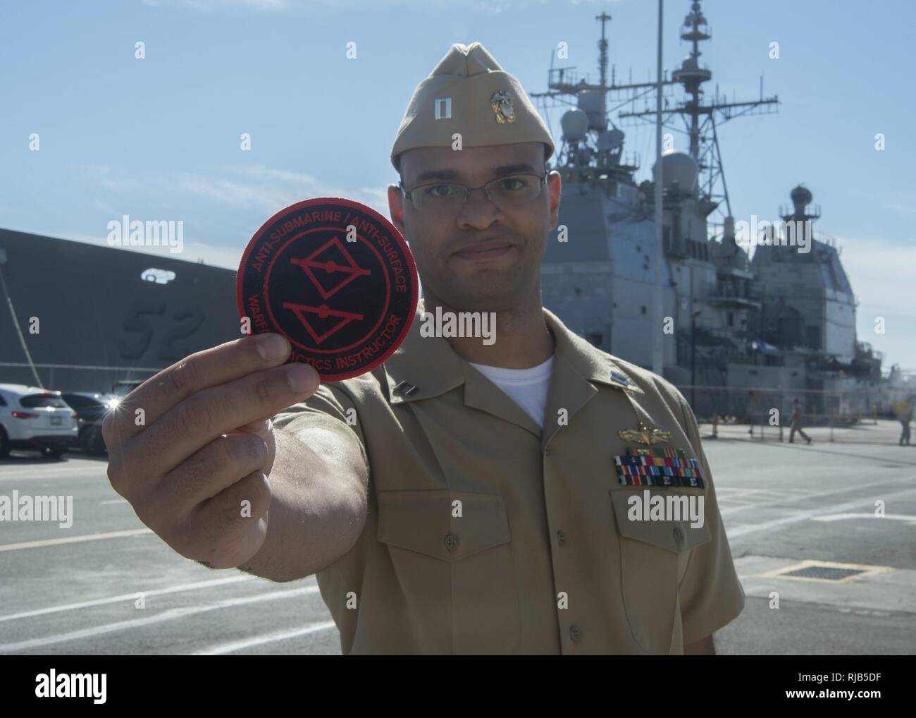 SAN DIEGO (nov. 4, 2016) Le lieutenant Kevin Beasley montre les tactiques de guerre Instructor (WTI) patch il a reçu en recevant un diplôme à partir de la surface de combat naval et Centre de développement de la Mine anti-sous-marine/ant-surface cours du WTI à base navale de San Diego. Beasley a été le 100e SMWDC diplômé. Proche de l'École d'armes de chasse de la Marine (TOP GUN) pour le meilleur de la Marine aviators, SMWDC est accusé d'augmenter la performance tactique de la flotte de surface en sélectionnant un groupe d'élite d'agents de guerre de surface pour devenir SITA - le meilleur des meilleurs de la tactique. Sita proviennent de trois communautés : amphi de guerre de surface Banque D'Images