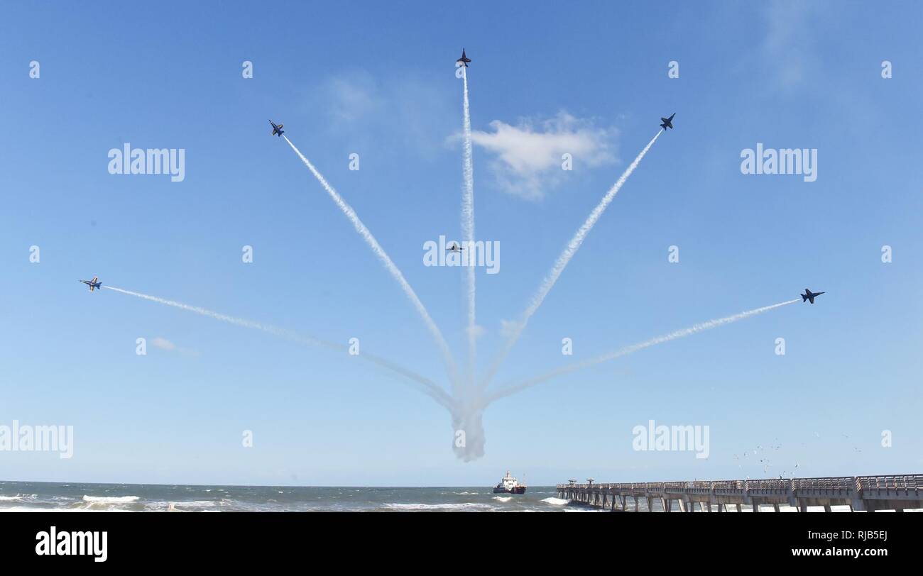 JACKSONVILLE, Floride (nov. 5, 2016) La Marine américaine, l'Escadron de démonstration en vol d'Anges Bleu, Delta pilotes accomplissent le Delta éclater à la mer et du ciel 2016 spectaculaire de Jacksonville, Floride. Les Anges bleus sont tenues de remplir plus de 50 manifestations à travers les États-Unis en 2016, qui est l'année du 70e anniversaire de l'équipe. Banque D'Images