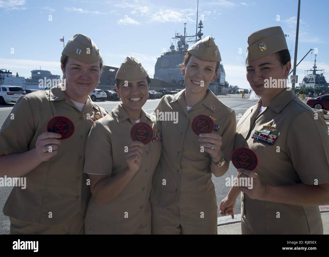 SAN DIEGO (nov. 4, 2016) Lieutenants Elyse Mielnik, Beatriz, Ashley Allison et Anya Kinoshita démontrer fièrement les correctifs qu'ils ont reçu au moment de l'obtention de son diplôme de la surface de combat naval et Centre de développement de la mine (SMWDC) Instructeur de tactiques de guerre (WTI) au cours de la base navale de San Diego. Le quatuor tactique était quatre des 17 diplômés de la deuxième SMWDC la lutte anti-sous-/anti-surface warfare cours du WTI. Avec l'obtention du diplôme, SMWDC a maintenant plus de 100 Sita dans la flotte augmentant la performance tactique de la marine de guerre de surface dans trois disciplines : de l'air intégrés et de défense antimissile, am Banque D'Images