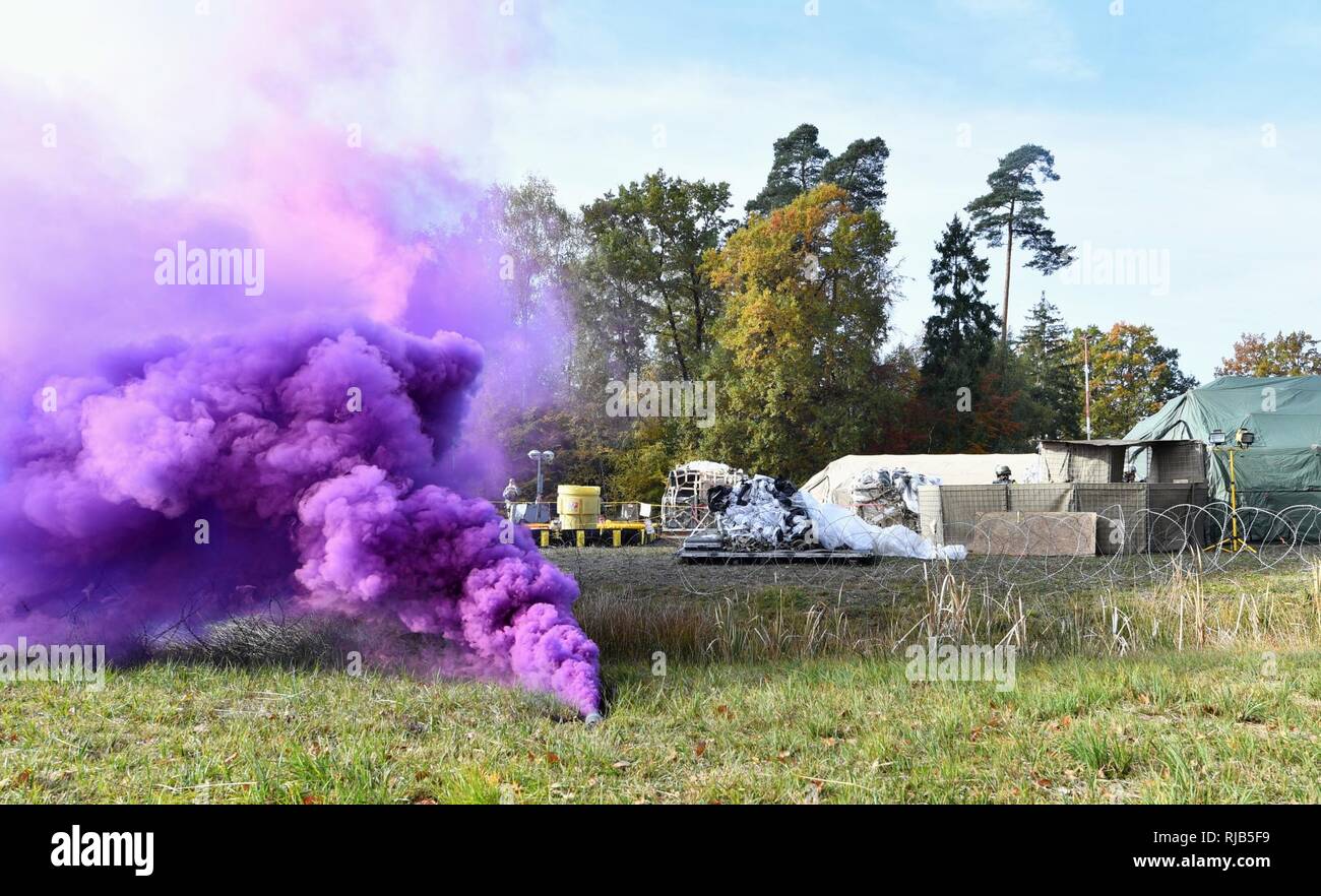 La fumée violette se déverse d'une grenade fumigène au cours de l'effort à Thunder saine Base aérienne de Ramstein, en Allemagne, le 3 novembre 2016. Aviateurs affectés à l'Escadron des communications de Combat 1er ont participé à l'exercice de les préparer à un déploiement. Banque D'Images