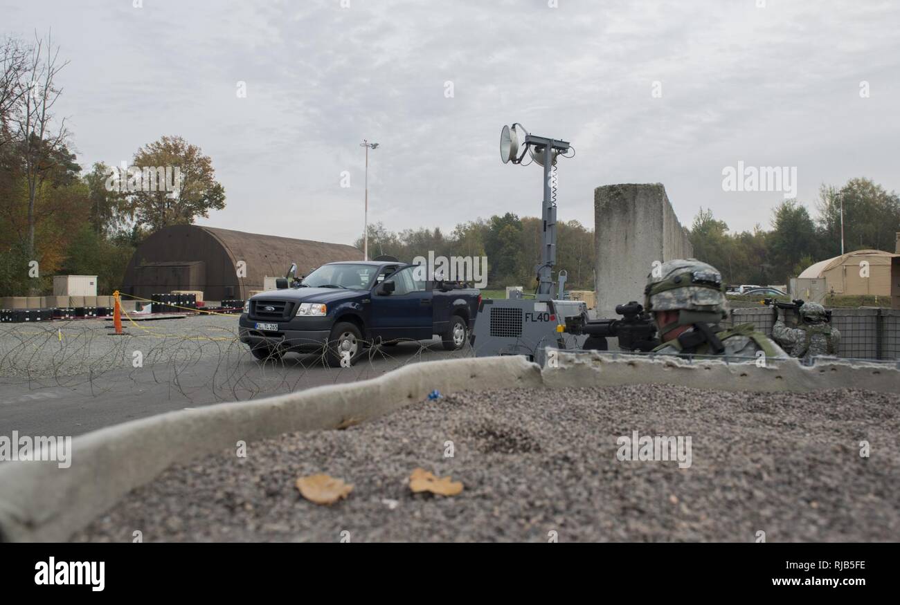 Aviateurs affectés à l'Escadron des communications de Combat 1er défendre leur base contre une attaque simulée par les forces opposées au cours de l'effort à Thunder saine Base aérienne de Ramstein, Allemagne, 4 novembre 2016. Afin de rendre l'exercice comme des que possible, la 1ère CBCS utilisé des grenades fumigènes, des simulateurs et d'éclater au sol. vierge Banque D'Images