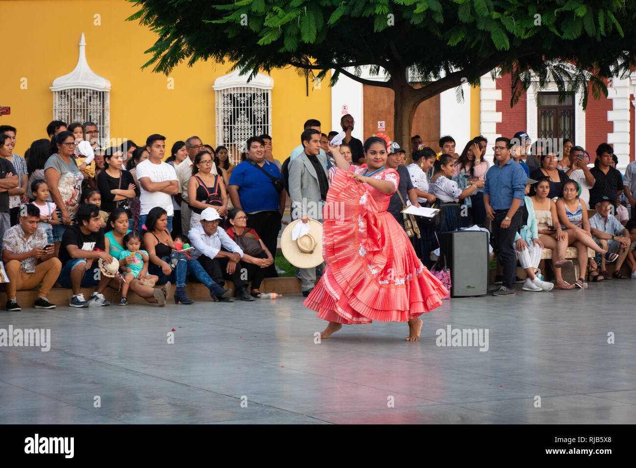 Il regarde la foule célèbre danse de Marinera Trujillo, Pérou, dans le style colonial place principale de la ville. Banque D'Images