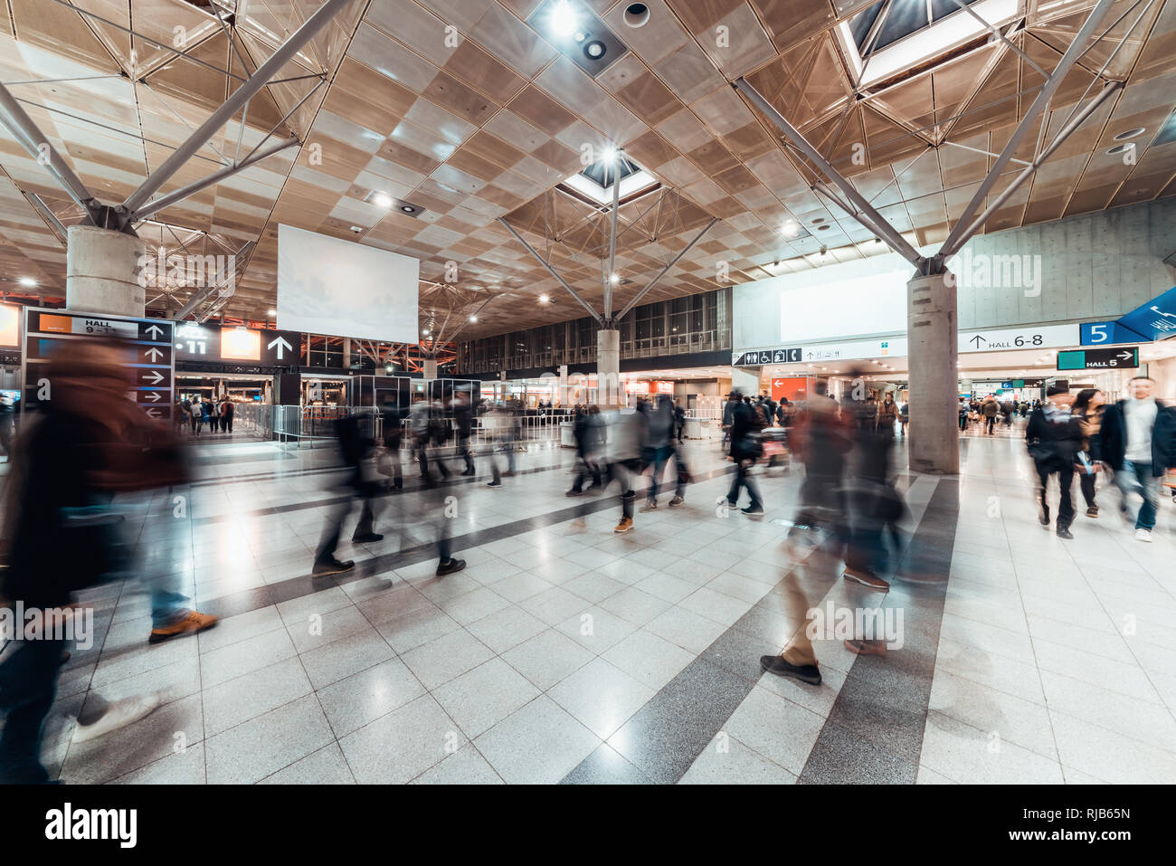 Flou de mouvement de personnes marchant dans les hall d'exposition. Salon d'affaires, salon de l'emploi, ou d'un marché de valeurs mobilières. Les échanges financiers, l'activité commerciale de l'événement Banque D'Images