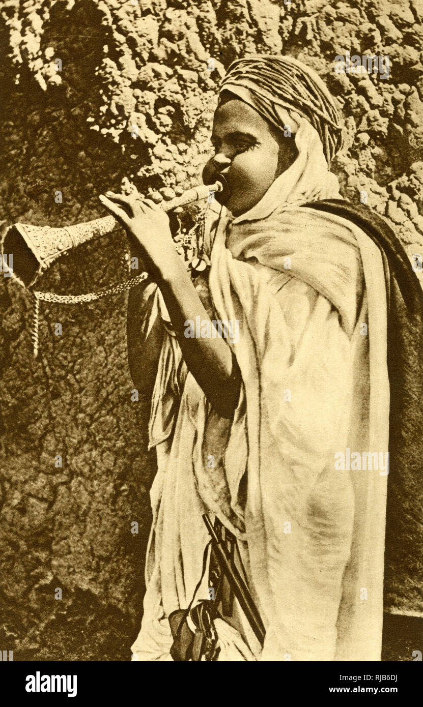 Garçon saharien avec trompette, Algérie, Afrique du Nord Photo Stock - Alamy