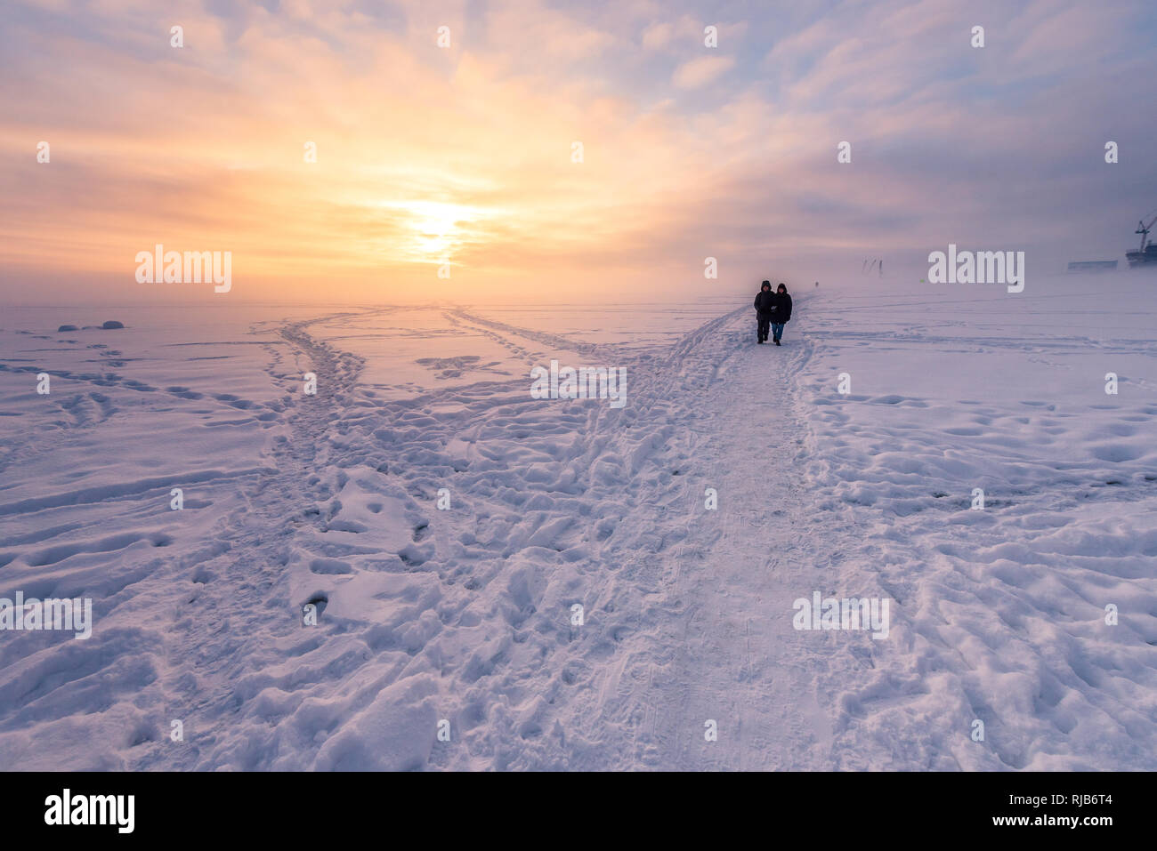 La mer Baltique gelée avec de la neige en hiver et du coucher du soleil à St Petersbourg, Russie. Banque D'Images
