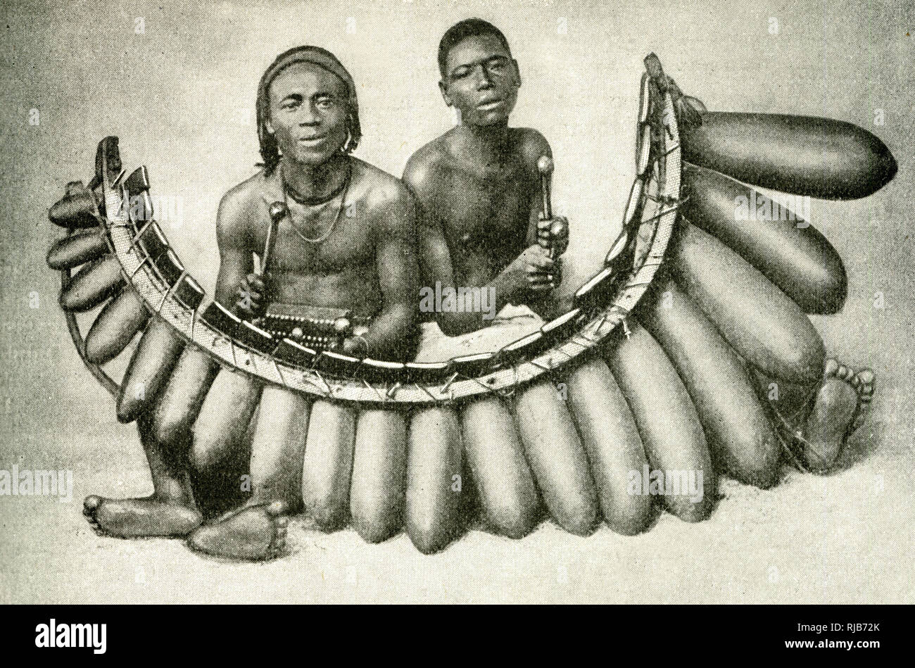 Musiciens Bantu avec piano gourd, Afrique centrale Banque D'Images