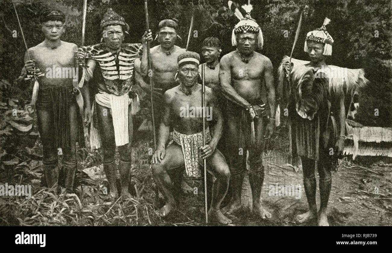Chef tribal et ses gardes du corps, Bornéo, Asie du Sud-est Banque D'Images