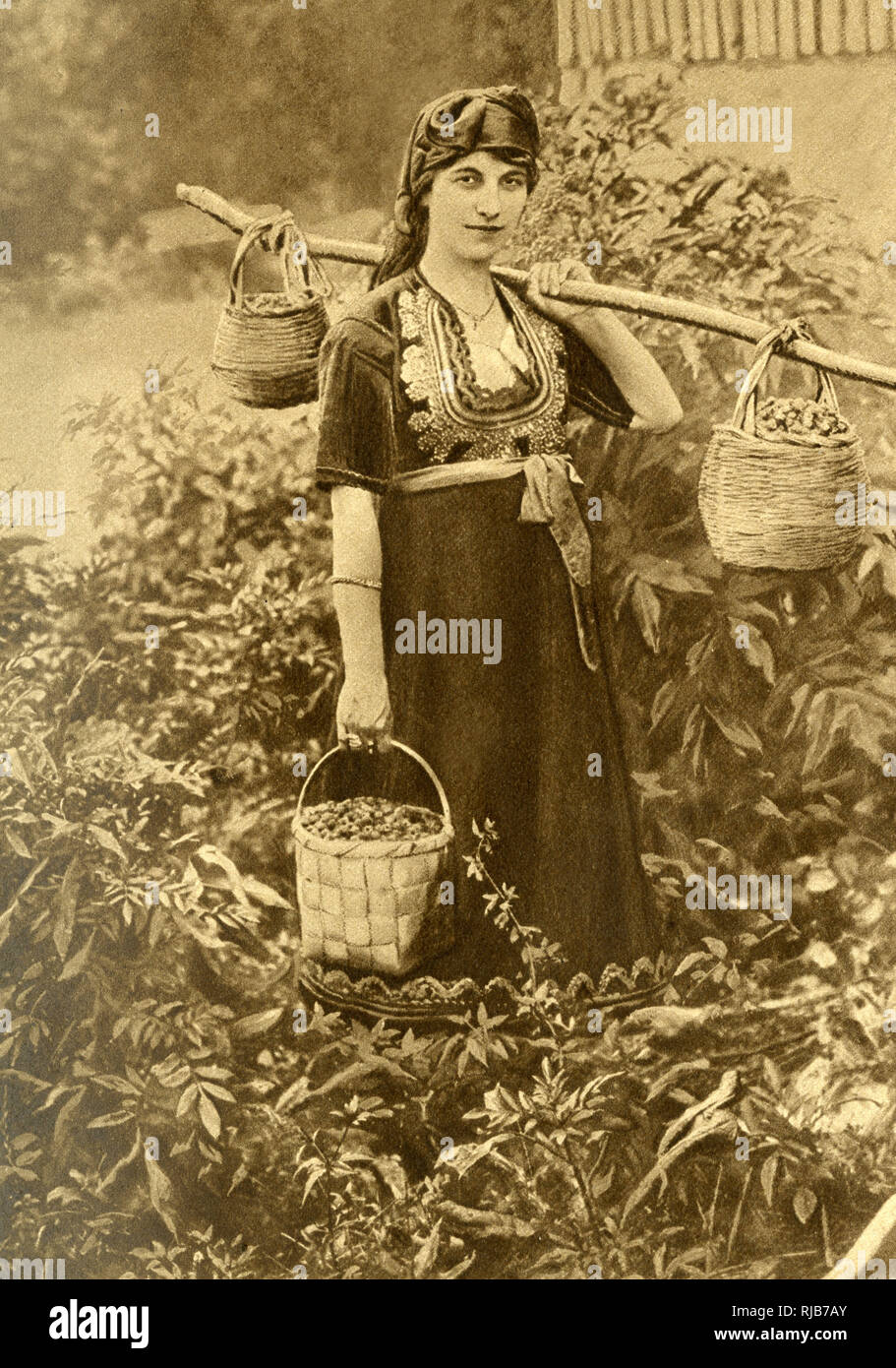 Jeune paysanne en robe traditionnelle, Bulgarie Banque D'Images
